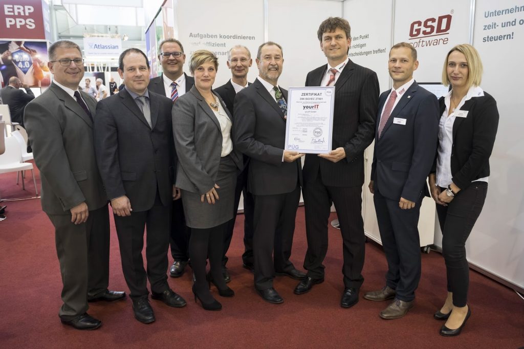 PUEG_ueberreicht_Zertifikat_ISO-27001_an_yourIT_am-Stand_auf_IT&Business
